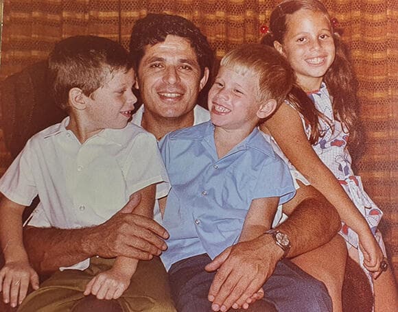 הצילום האחרון. וולברג עם שלושת ילדיו, דלית, יוסי ודני, בבית בעומר ממש לפני המלחמה