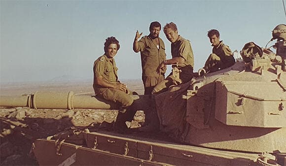 התעקש לחזור לשירות. וולברג (משמאל) עם צוות טנק באימון מילואים