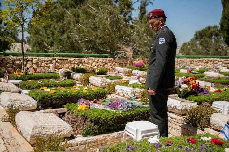הרמטכ"ל, רב-אלוף הרצי הלוי, פוקד כעת קברים בבית העלמין הצבאי בהר הרצל