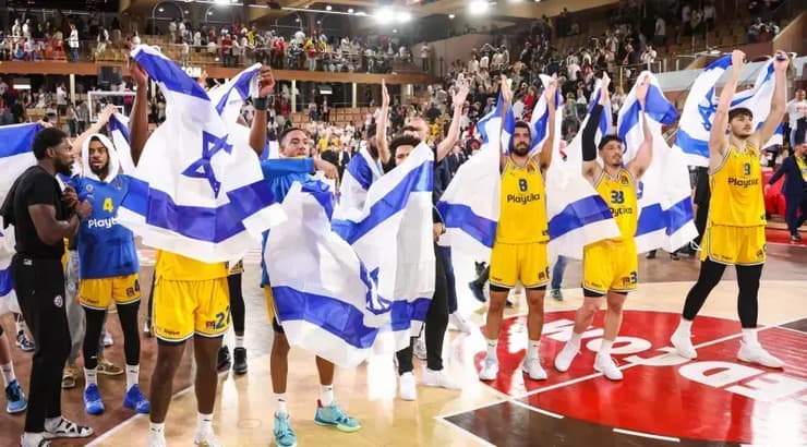 שחקני מכבי ת"א חוגגים עם דגלי ישראל