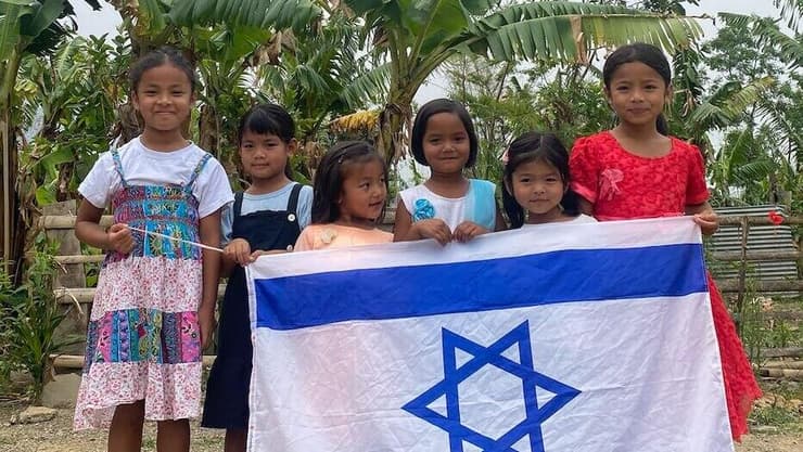 ילדי קהילת בני מנשה בעיירה 'וראצ'אנדפור חוגגים את יום העצמאות ה75 של מדינת ישראל
