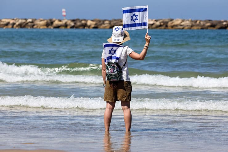 בתל אביב מטיילים ביום העצמאות ה-75 למדינת ישראל