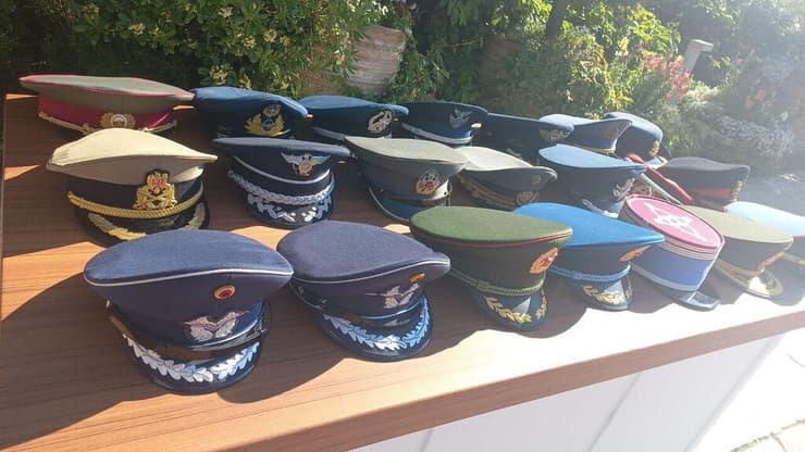 הכובעים של הנספחים הצבאיים בקבלת הפנים לסגל הדיפלומטי בבית הנשיא