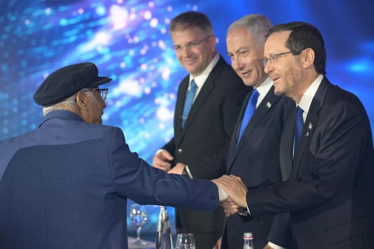 נשיא המדינה עם זוכה פרס ישראל בתחום הזמר העברי, יוסף לוי (דקלון)