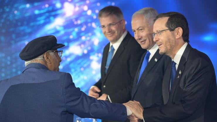 נשיא המדינה עם זוכה פרס ישראל בתחום הזמר העברי, יוסף לוי (דקלון)