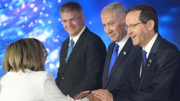 נשיא המדינה עם זוכת פרס ישראל בתחום חקר החינוך, פרופסור זמירה מברך