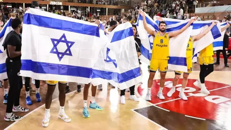 שחקני מכבי ת"א ודגלי ישראל