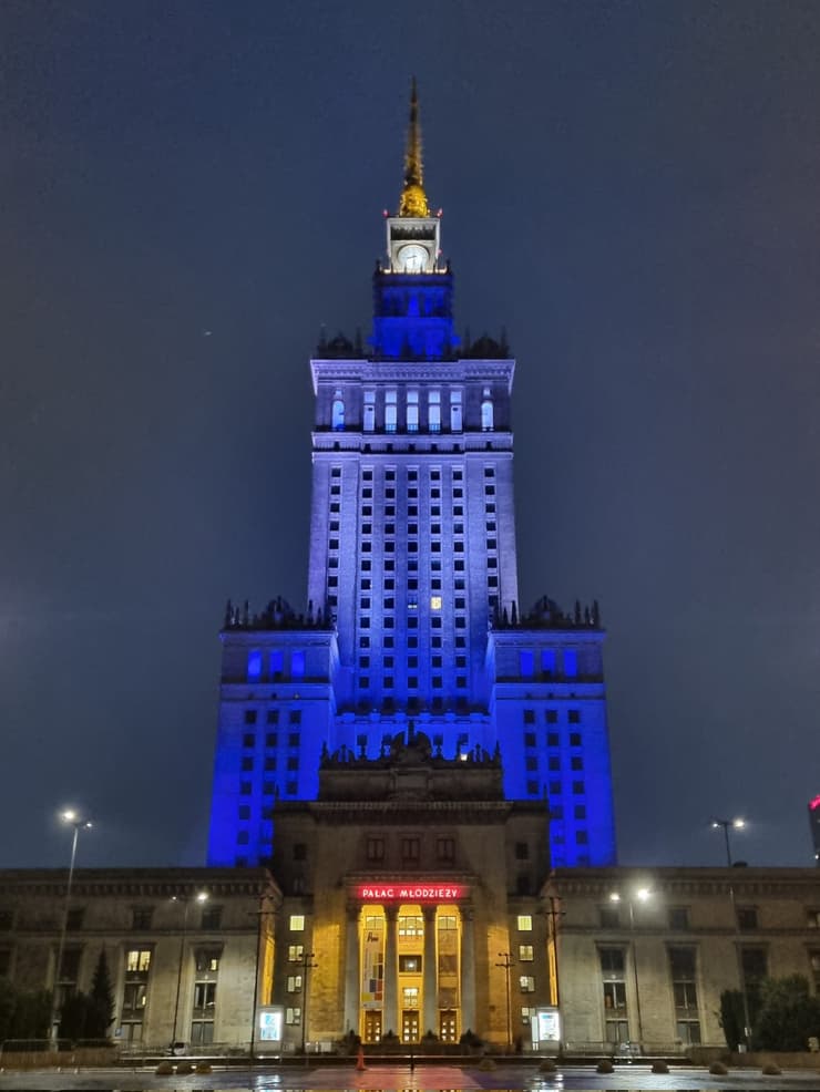 ורשה צבעה בכחול לבן את מרכז התרבות כמחווה לכבוד יום העצמאות ה-75 למדינת ישראל