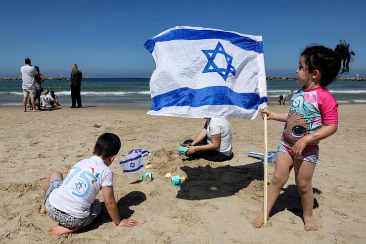 בתל אביב מטיילים ביום העצמאות ה-75 למדינת ישראל