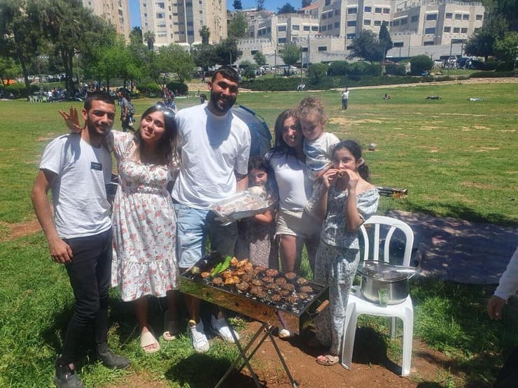 ישראלים חוגגים עצמאות עם מנגלים בגן סאקר, ירושלים