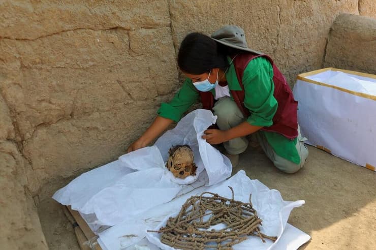 עבודת צוות הארכאולוגים הפרואנים בקחאמארקייה שבפרו