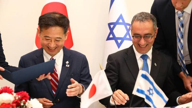  שגריר ישראל ביפן, גלעד כהן, חותם על ההסכמים