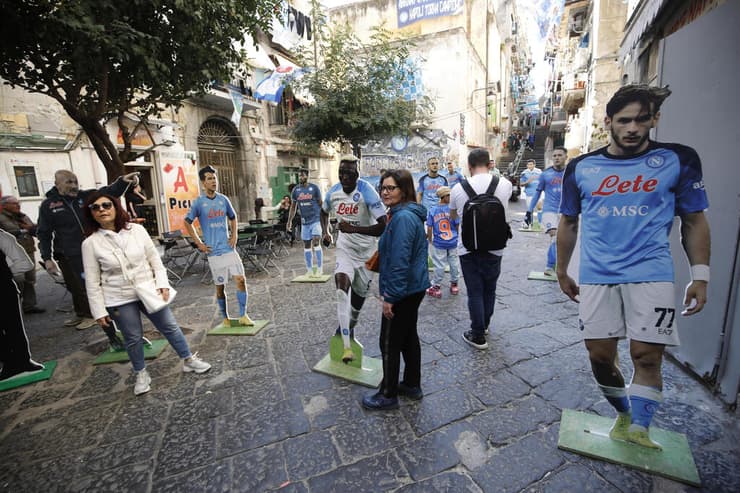 העיר נאפולי בהכנות לחגיגות האליפות 