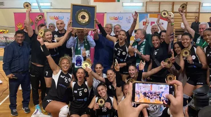 שחקניות הפועל כפ"ס חוגגות עם צלחת האליפות (יובל בר) שחקניות הפועל כפ"ס חוגגות עם צלחת האליפות