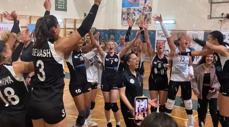 שחקניות כפר סבא חוגגות בסיום (יובל בר) שחקניות כפר סבא חוגגות בסיום