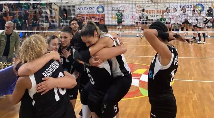 שחקניות כפר סבא חוגגות בסיום (יובל בר) שחקניות כפר סבא חוגגות בסיום