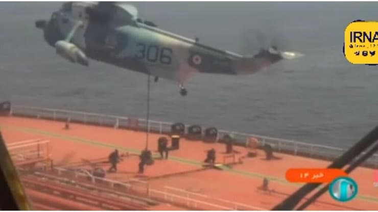 תיעוד: השתלטות איראנית על מכלית נפט ש"התנגשה" בספינה איראנית