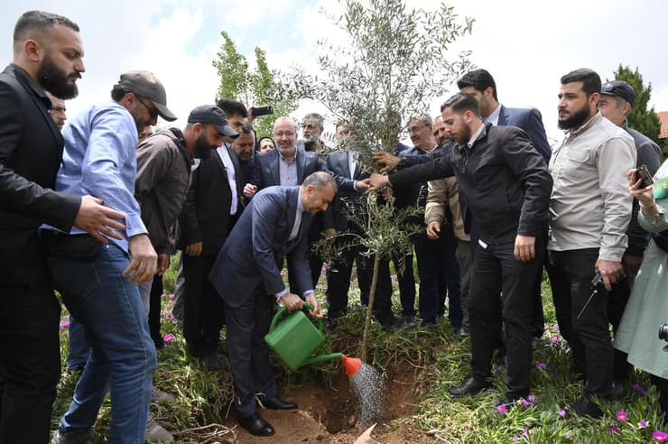 שר החוץ של איראן חוסיין אמיר עבדאללהיאן ביקור בכפר מארון א-ראס דרום לבנון 