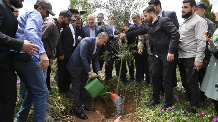 שר החוץ של איראן חוסיין אמיר עבדאללהיאן ביקור בכפר מארון א-ראס דרום לבנון 