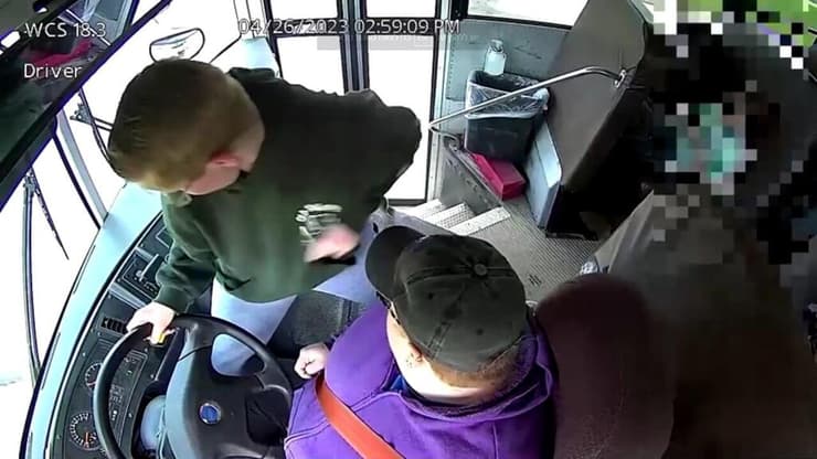 נהגת אוטובוס התעלפה, בן 13 השתלט על ההגה