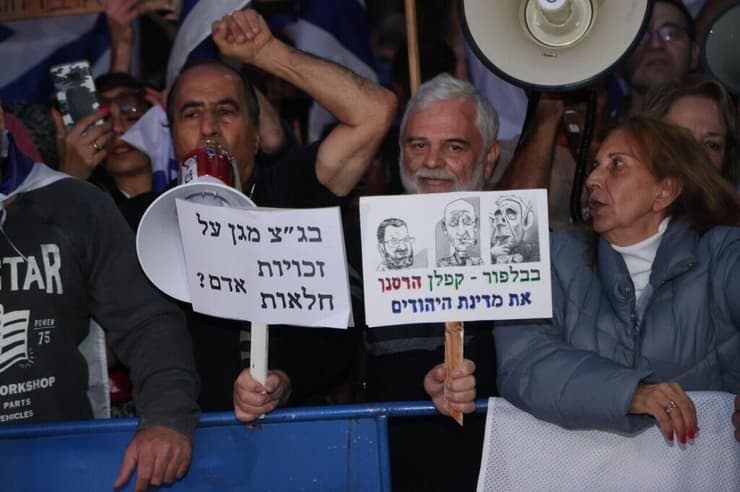 הפגנת תמיכה במהפכה המשפטית מול ביתו של אהרן ברק