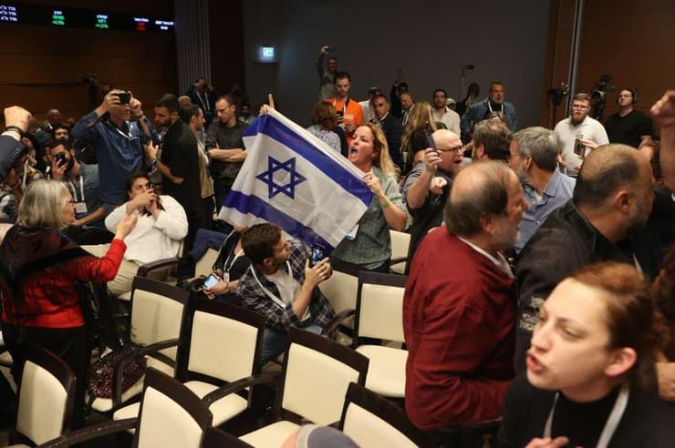 המוחים נגד המהפיכה המשפטית במהלך פאנל בהשתתפות שמחה רוטמן בכנס בתל אביב