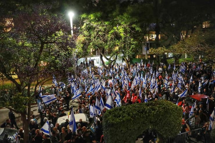 צילום: דנה קופל הפגנה נגד המהפכה המשפטית מול ביתו של אהרן ברק