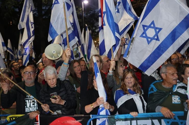 צילום: מוטי קמחי הפגנה נגד המהפכה המשפטית מול ביתו של אהרן ברק