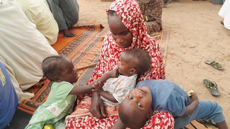 פליטה מ סודן עם ילדיה ב גבול סודן צ'אד