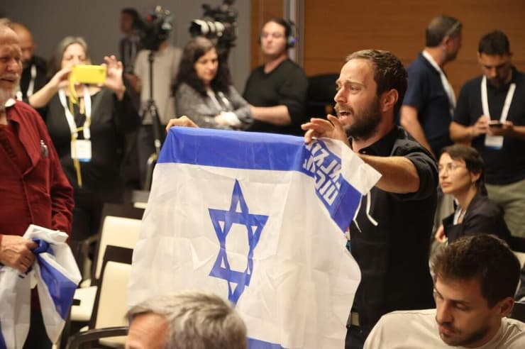 עימותים בין מתנגדי הרפורמה לתומכים בכנס החירות בתל אביב