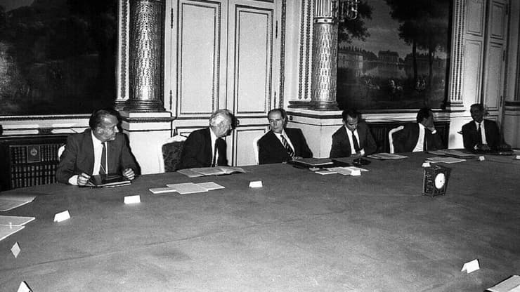 רובר בדנטר יושב לימינו של הנשיא פרנסואה מיטראן, 1984