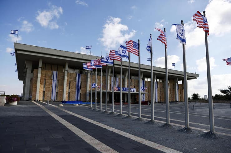 דגלי ארה"ב וישראל לכבוד ביקורו של מקארתי בכנסת