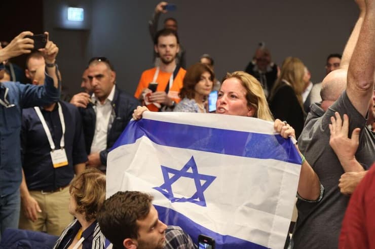 המוחים נגד המהפיכה המשפטית במהלך פאנל בהשתתפות שמחה רוטמן בכנס בתל אביב
