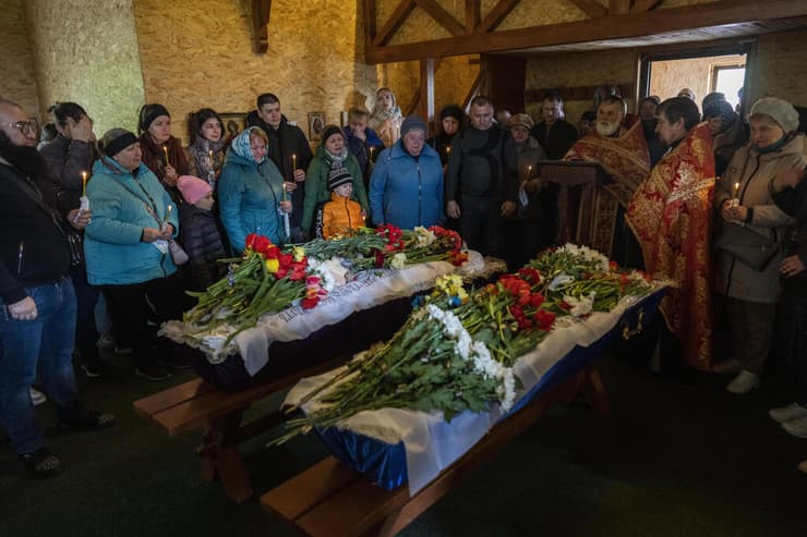 אוקראינה הלוויית ילדים ש נהרגו ב מתקפת טילים של רוסיה על אומן