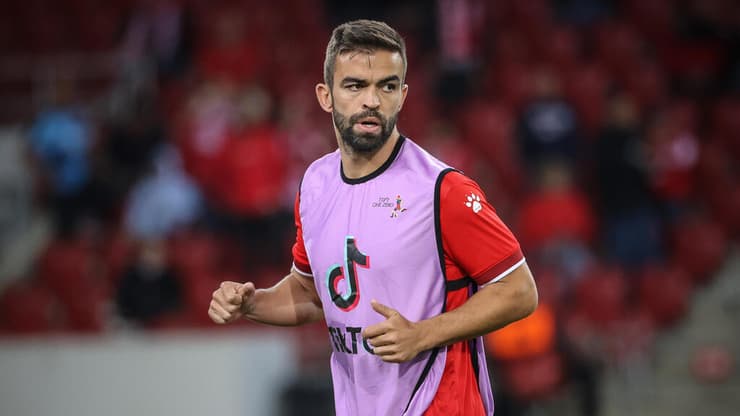 לא הגיע בלם זר כדי לפצות על חסרונו. ויטור (צילום: הרצל יוסף) מיגל ויטור