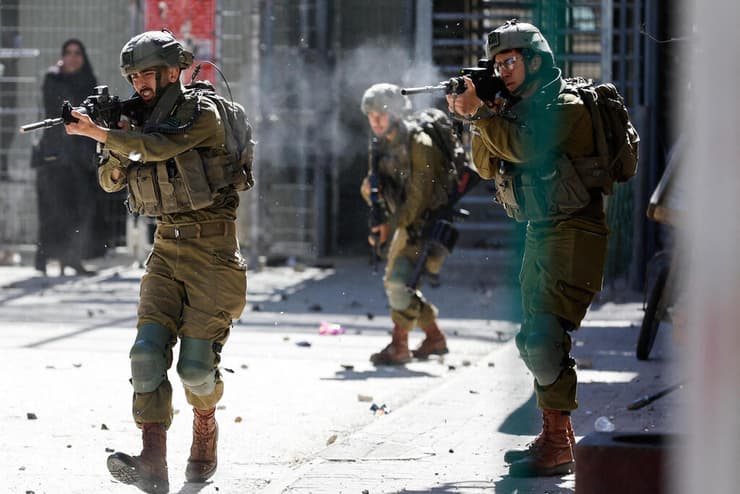עימותים בין כוחות צה"ל לפלסטינים בעיר חברון זריקת אבנים צמיגים בוערים 