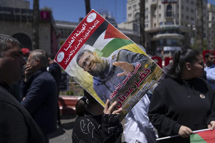 פלסטינים ברמאללה עם תמונתו של חאדר עדנאן