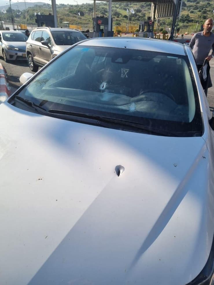 הנזקים שנגרמו לרכב בפיגוע הירי בשומרון