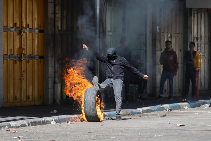 עימותים בין כוחות צה"ל לפלסטינים בעיר חברון זריקת אבנים צמיגים בוערים 