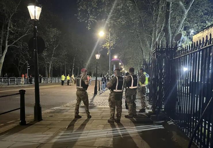 בריטניה ארמון בקינגהאם כוחות הביטחון אחרי מעצר גבר ש זרק מחסניות