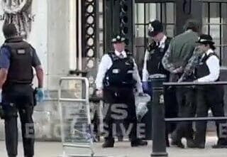 בריטניה מעצר האיש ש השליך מחסניות לתוך ארמון בקינגהאם לפני הכתרת המלך צ'רלס