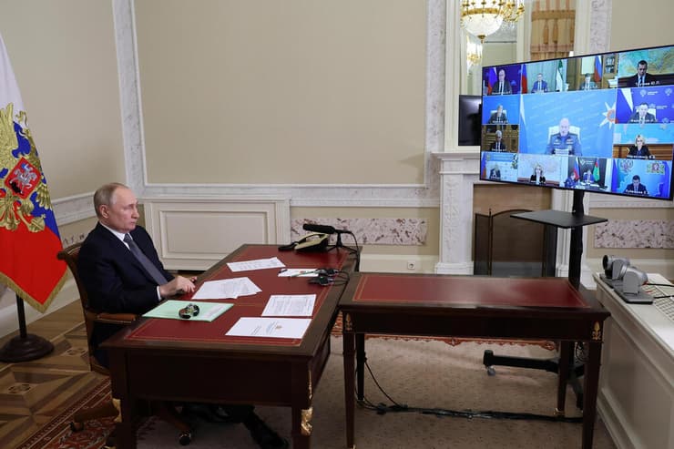 נשיא רוסיה ולדימיר פוטין ישיבת קבינט 2 במאי