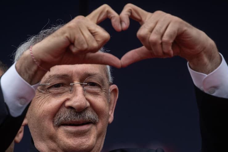 מנהיג האופוזיצה ומעמדה לנשיאות טורקיה עם סמל הלב שלו ארכיון