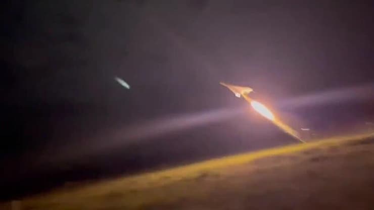 תיעוד לכאורה שהופץ ברשתות הרוסיות של שיגור רוסי רוסיה של מל"ט שאהד שאהד-136 מתוצרת איראן כחלק ממלחמה נגד אוקראינה