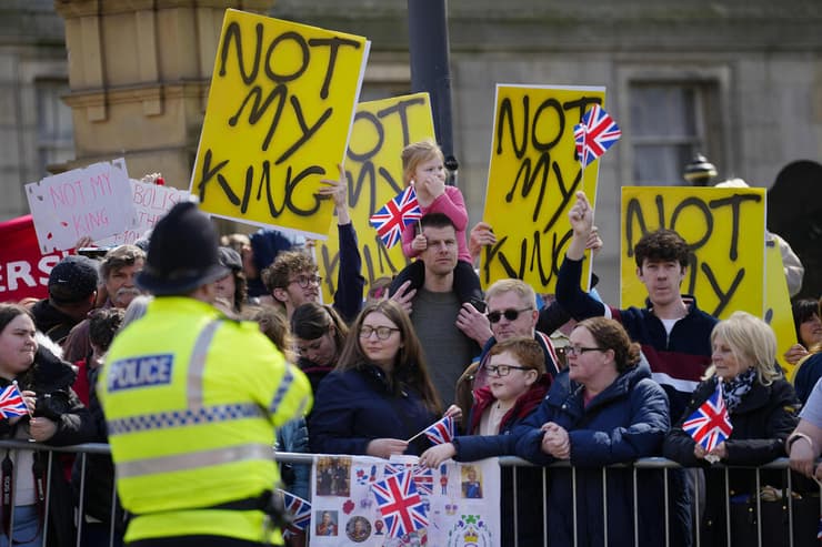 הפגנה נגד בית המלוכה הבריטי ב ליברפול בזמן ביקור המלך צ'רלס