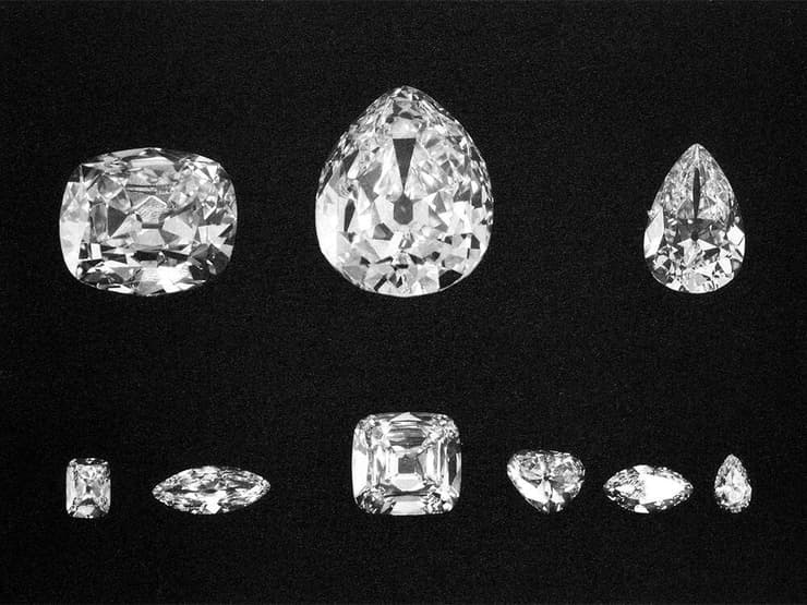 תשעת היהלומים שלוטשו מתוך יהלום גולמי גדול יותר בשם קולינן שנמצא במכרה ב דרום אפריקה ב-1905, בהם היהלום המלוטש הגדול ביותר בעולם המכונה הכוכב של אפריקה