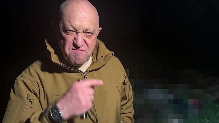 יבגני פריגוז'ין מנהיג קבוצת וגנר מצביע על לוחמיו שלדבריו נהרגו במלחמה באוקראינה