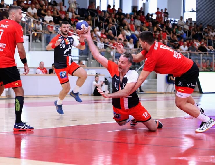 חמישה שערים לרשת אשדוד. פריבאק (צילום: הדר ואן קולא, איגוד הכדוריד) נמניה פריבאק עם הכדור