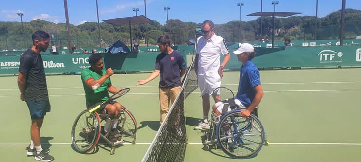 מימין: סרגיי ליסוב והמאמן סלע לפני המשחק מול מרוקו (צילום: צילם אבי לחיאני) מימין: סרגיי ליסוב והמאמן עופר סלע לפני המשחק מול מרוקו