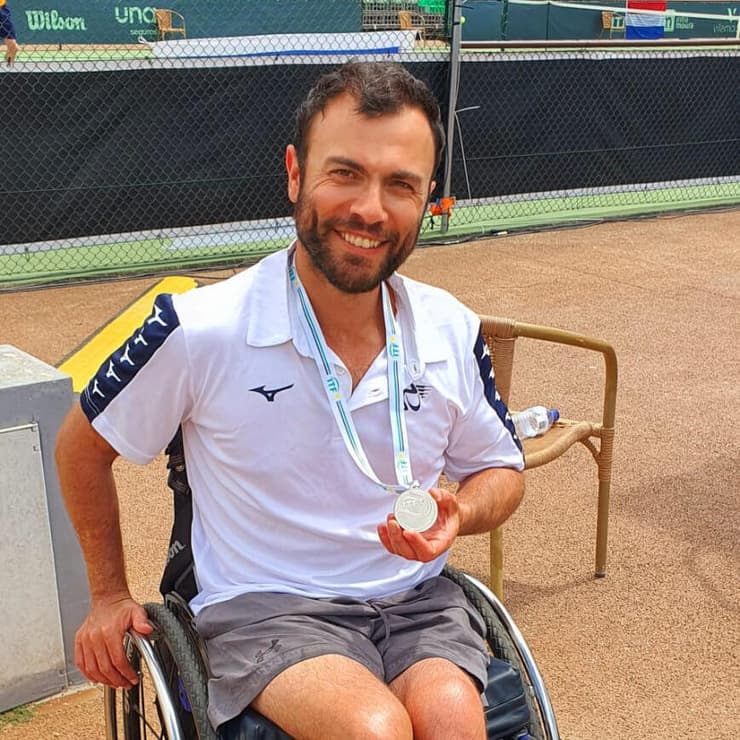 שחקן נבחרת ישראל בטניס בכיסאות גלגלים נועם גרשוני עם מדליית הכסף באליפות העולם